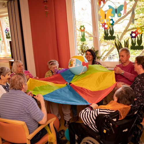 Gruppenfoto bei der Beschäftigungstherapie.