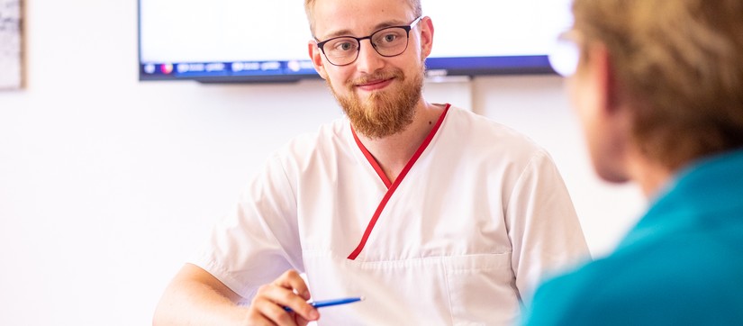 Einen Mitarbeiter im Gespräch.