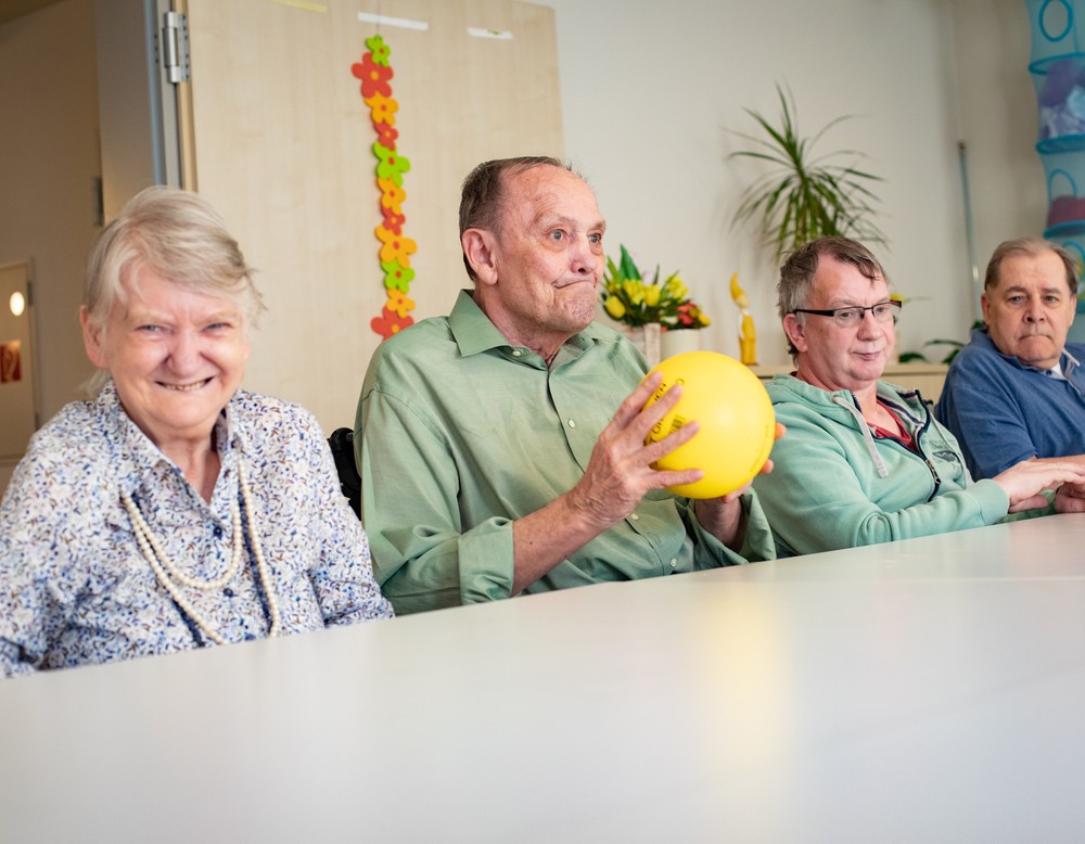 Koordinationstraining mit dem Ball bei der Beschäftigungstherapie in Geseke.